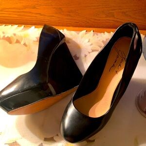 Mark & James by Badgley Mischka closed toe Wedges